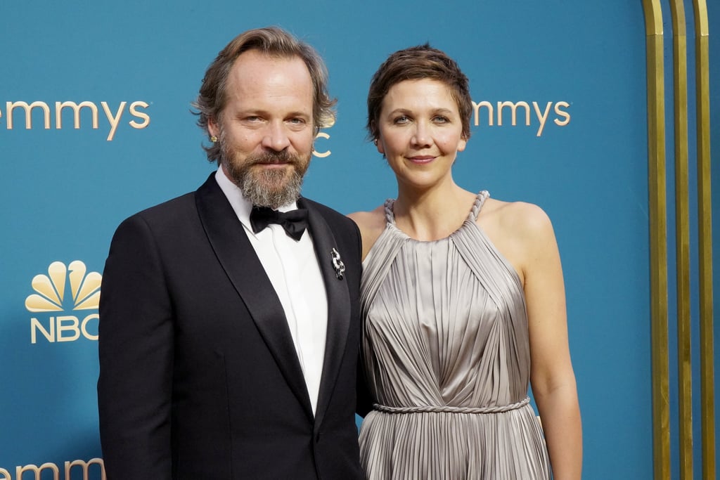 演员彼得•萨斯加德和他的妻子玛吉·吉伦哈尔,演员在2022年艾美奖。”class=