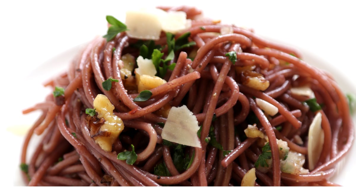 PopsugarLivingFood ReviewsSpaghetti Cooked in Red WineI Tried the Viral Red Wine Spaghetti Recipe, and Here's What HappenedMay 1, 2018 by Erin CullumFirst Published: January 6, 20161.5K SharesSince both cooking spaghetti in tomato sauce and Martha Stewart's one-pot pasta hack turned out to be total failures, I had to see if the same was true for Food and Wine's spaghetti cooked in red wine. Spoiler alert: it was the opposite. Thousands of people, like me, were intrigued by the publication's recipe video that went viral on Facebook, so I had high hopes that the pasta would taste as delicious as it looked. The verdict is in, and all I can say is this fast and easy dish will no doubt be added to my regular dinner rotation.The recipe involves simple pantry staples (salt, olive oil, garlic, red pepper flakes, parsley, walnuts, and parmesan), but the red wine adds a slightly sweet, rich flavor that's unlike anything you've had before. I used Cabernet because that's what I like drinking, but you could use any dry re - 웹