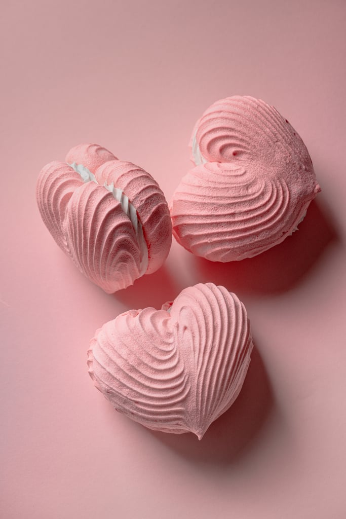 情人节壁纸:粉红色的心糕点