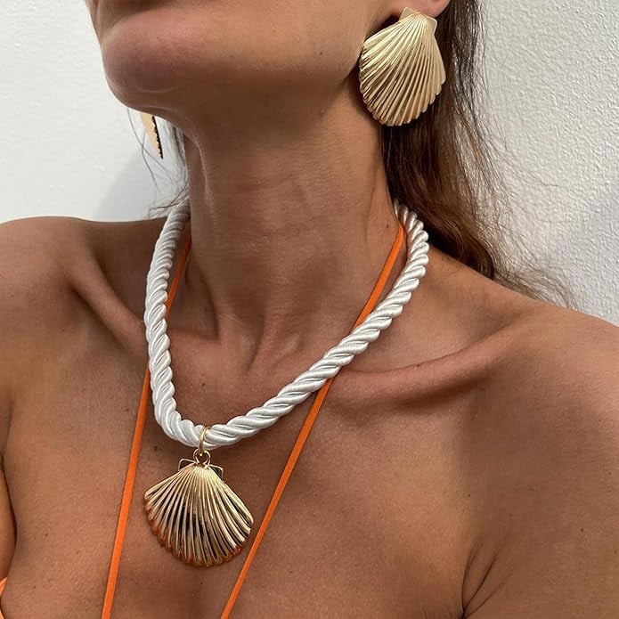 Onbrig Seashell Necklace and Earring Set