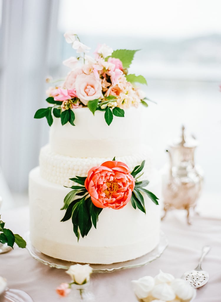 Ways to Dress Up Your Wedding Cake