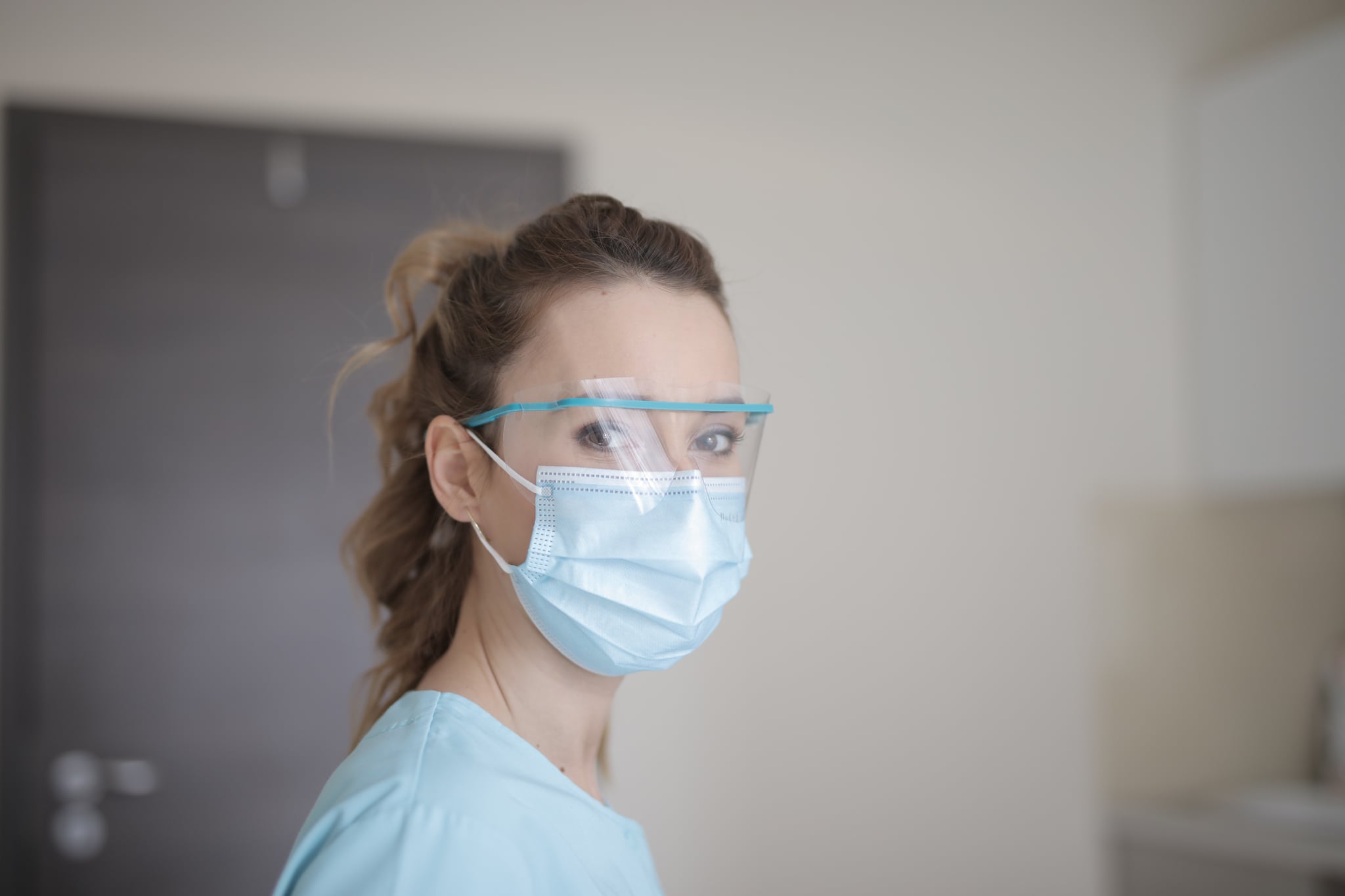 tmp_CpcNZI_323499f0ffda8a52_woman-in-blue-shirt-wearing-face-mask-3881247.jpg