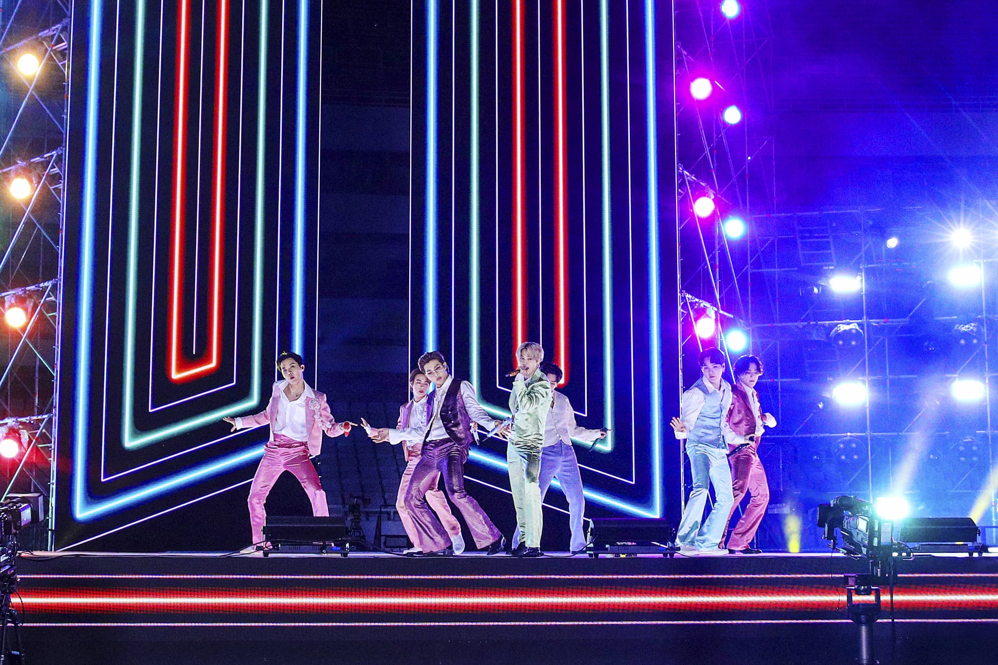 Bts best sale rainbow outfits