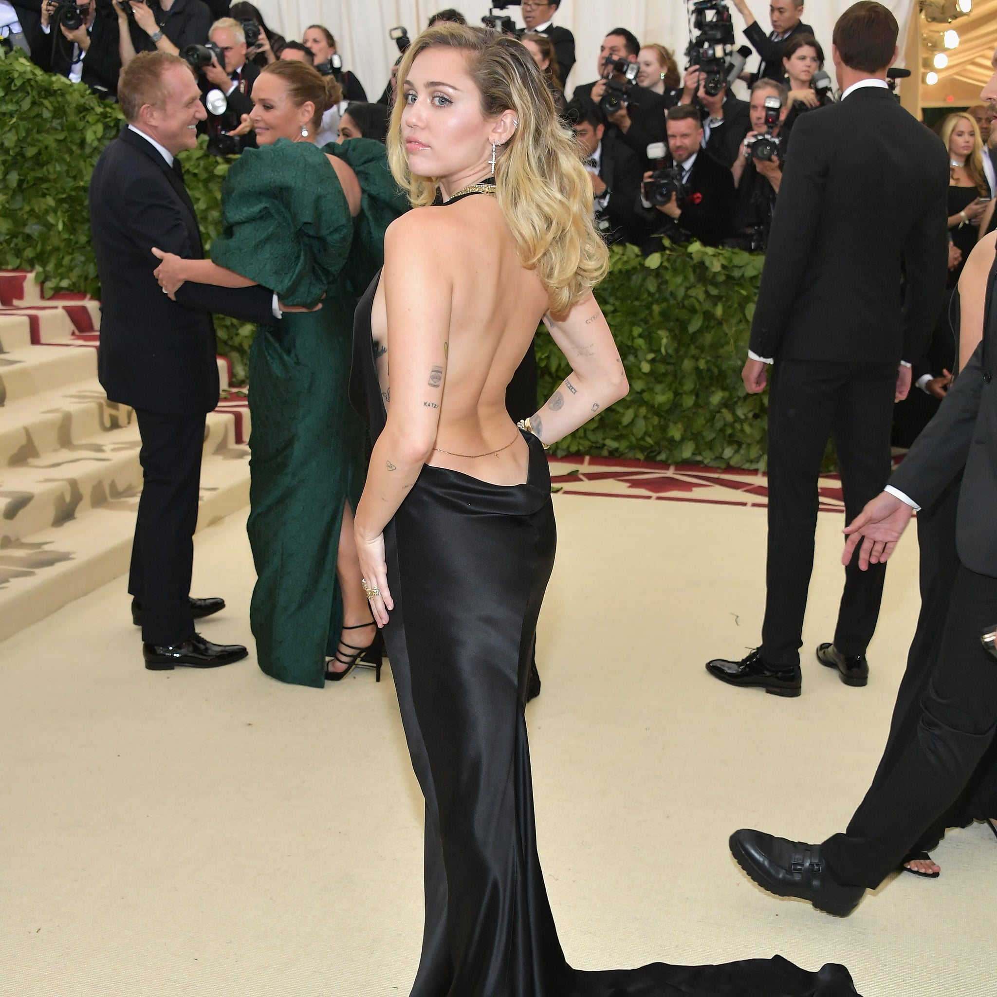 miley cyrus red carpet looks