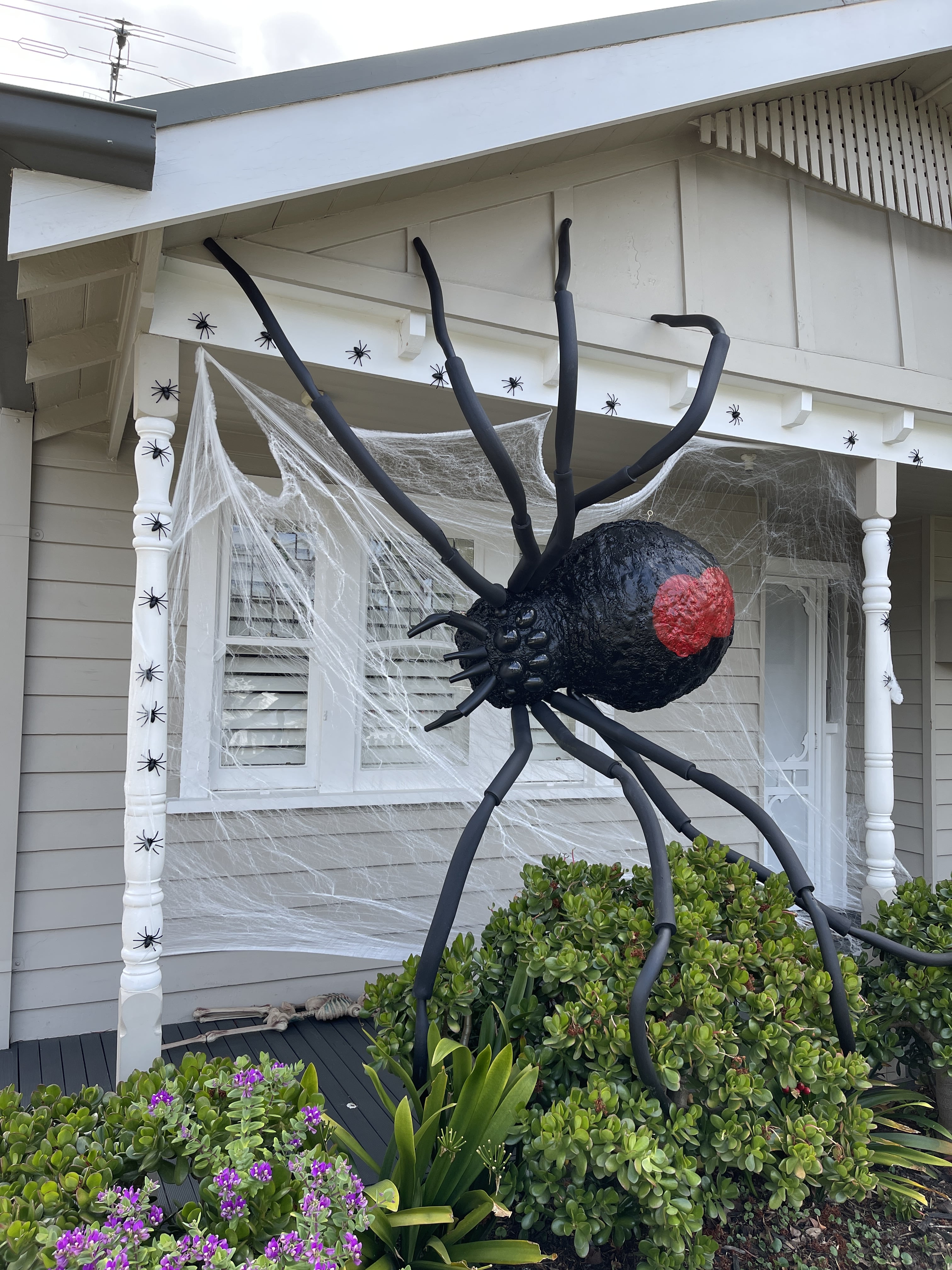 How to Make a DIY Giant Spider, Halloween Decor
