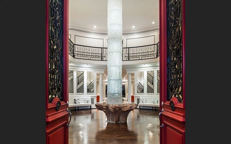 Talk about making an entrance! Visitors walk into a dramatic two-story entryway complete with a floor-to-ceiling waterfall crystal chandelier.
Talk about making an entrance! Visitors walk into a dramatic two-story entryway complete with a floor-to-ceiling waterfall crystal chandelier.