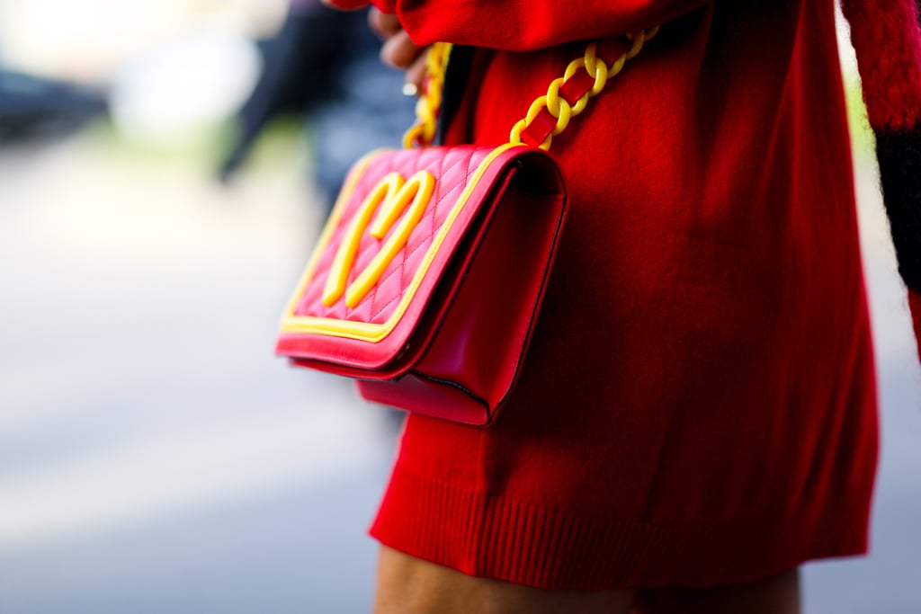 Anna Dello Russo was lovin' it — her Moschino crossbody bag, that ...