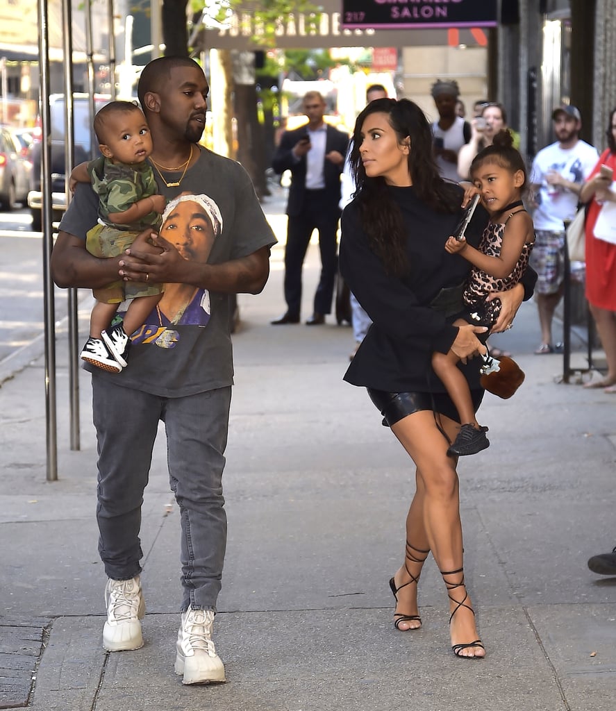 Kim Kardashian dan Kanye West bersama kedua anak mereka.