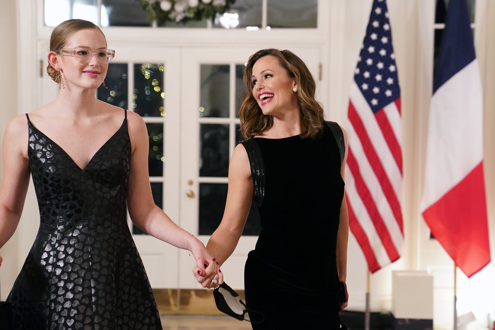 Actress Jennifer Garner and her daughter Violet arrive for the White House state dinner for French President Emmanuel Macron at the White House on December 1, 2022 in Washington, DC. The official state visit is the first for the Biden administration. (Photo by Nathan Howard/Getty Images)
