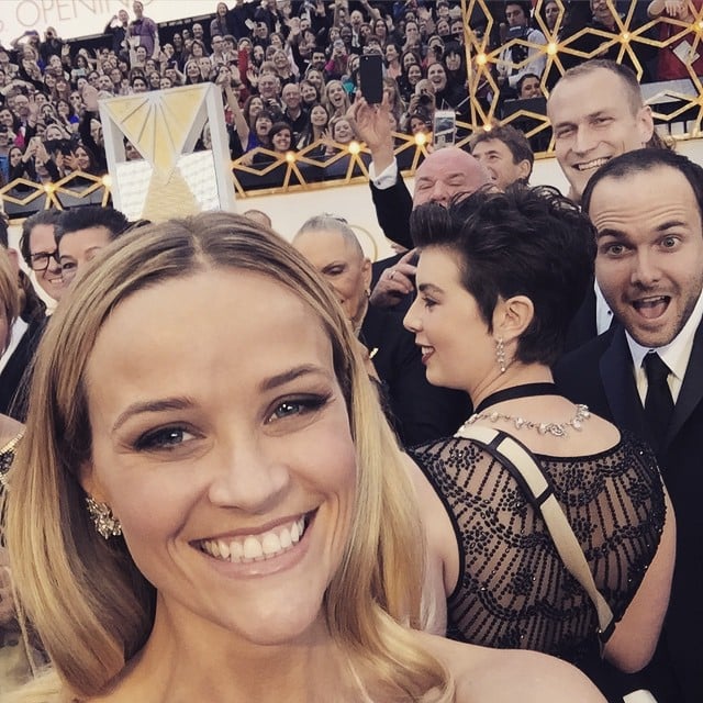 Reese took a fun selfie on the Oscars red carpet.