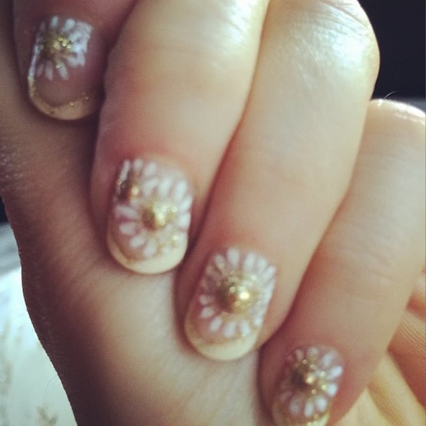 Known for her nail art, Zooey Deschanel sported these dainty daisies.
Source: Instagram user zooeydeschanel