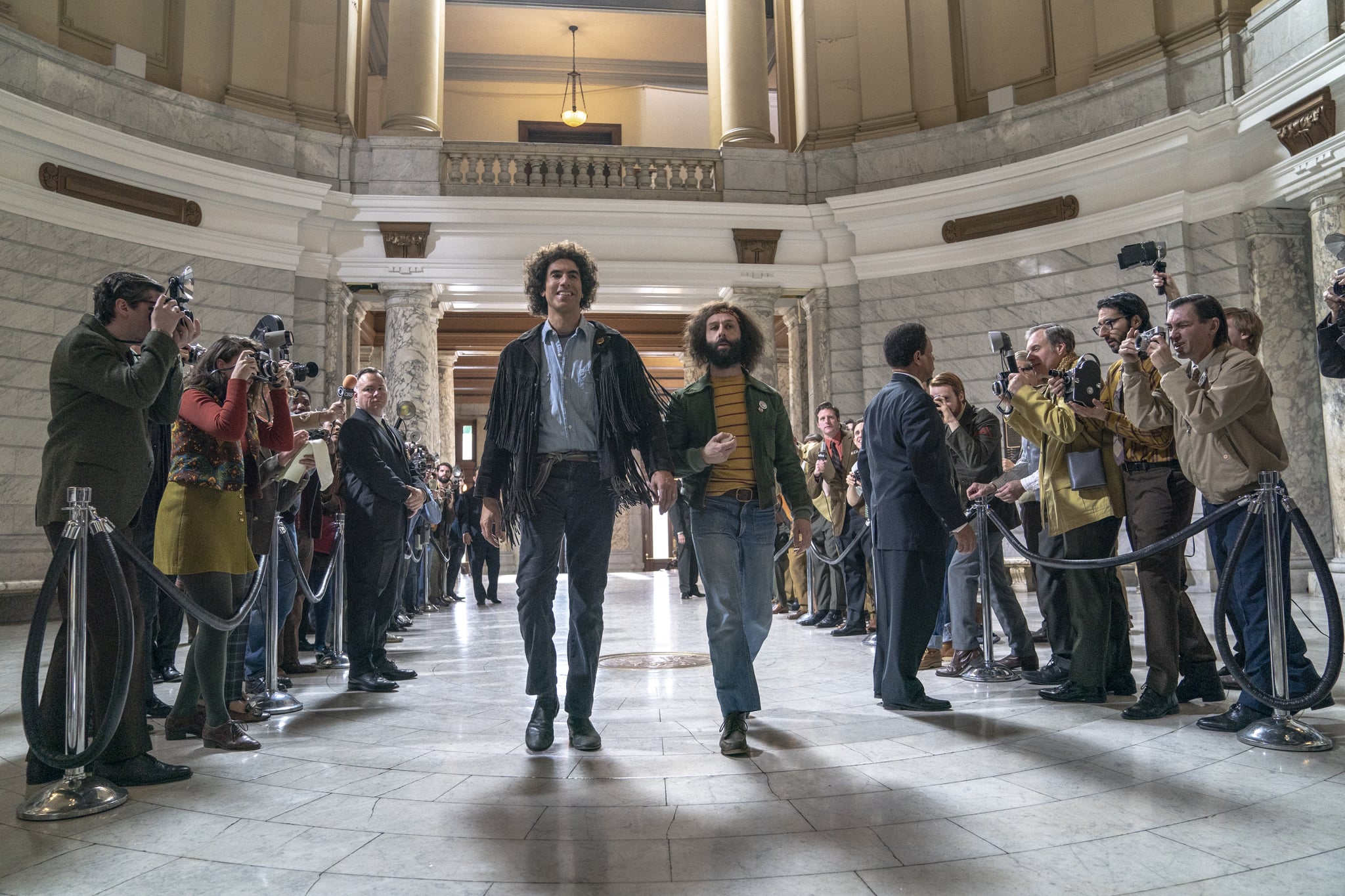 THE TRIAL OF THE CHICAGO 7 (L to R) SACHA BARON COHEN as Abbie Hoffman,  JEREMY STRONG as Jerry Rubin in THE TRIAL OF THE CHICAGO 7. Cr. NIKO TAVERNISE/NETFLIX © 2020