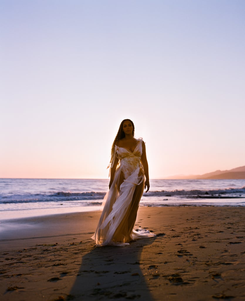 碧昂丝穿着2020年春季温迪Nichol衣服在沙滩上。