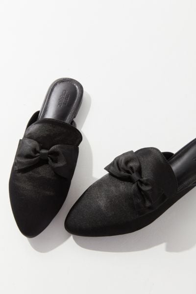 UO Pointy Bow Slides