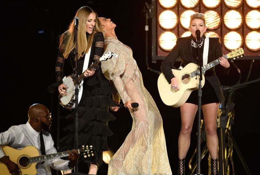 Beyonce at the CMA Awards 2016 Pictures
