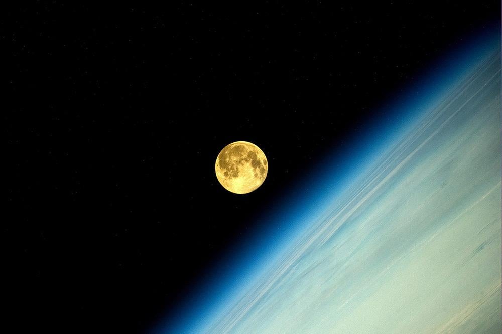 Russian astronaut Oleg Artemyev witnesses an amazing supermoon "moonset" from the International Space Station on Aug. 10.