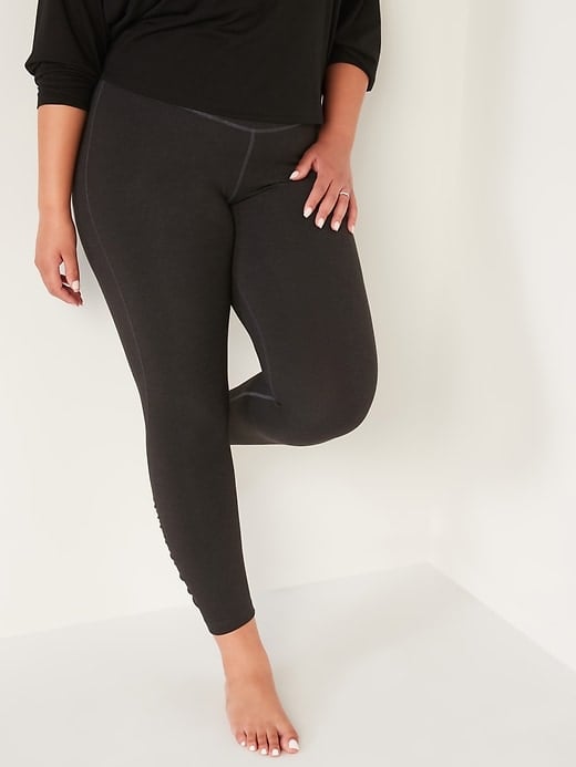 Old Navy Extra High-Waisted PowerChill Ruched 7/8-Length Leggings in Carbon