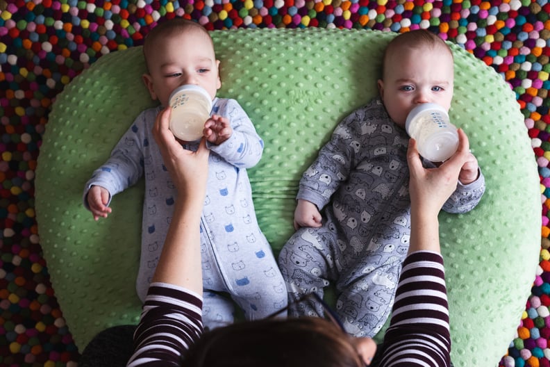 双胞胎婴儿喂养和育儿好奇宝宝吐出