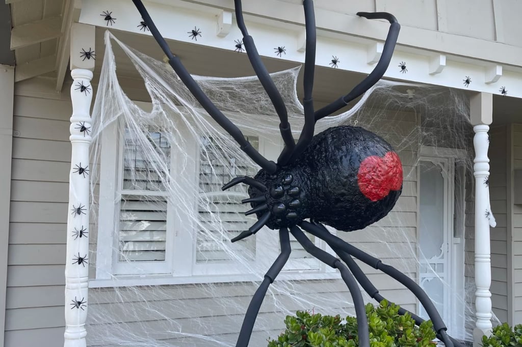 DIY Giant Spider Halloween Decoration