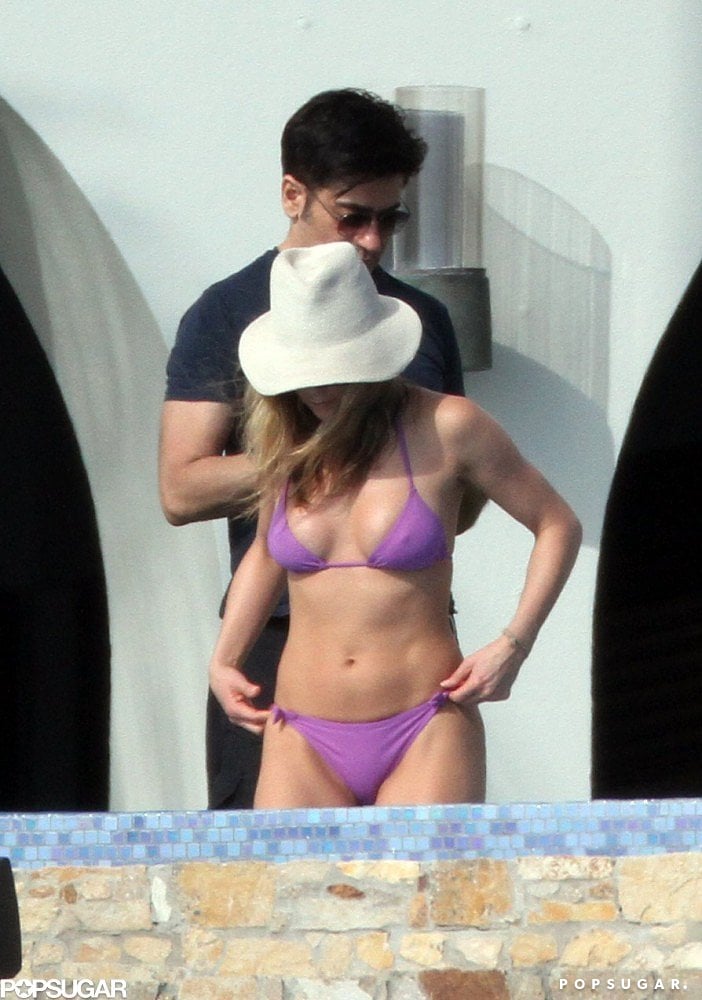 In November 2010, Jennifer went with a bright purple bikini in Mexico.