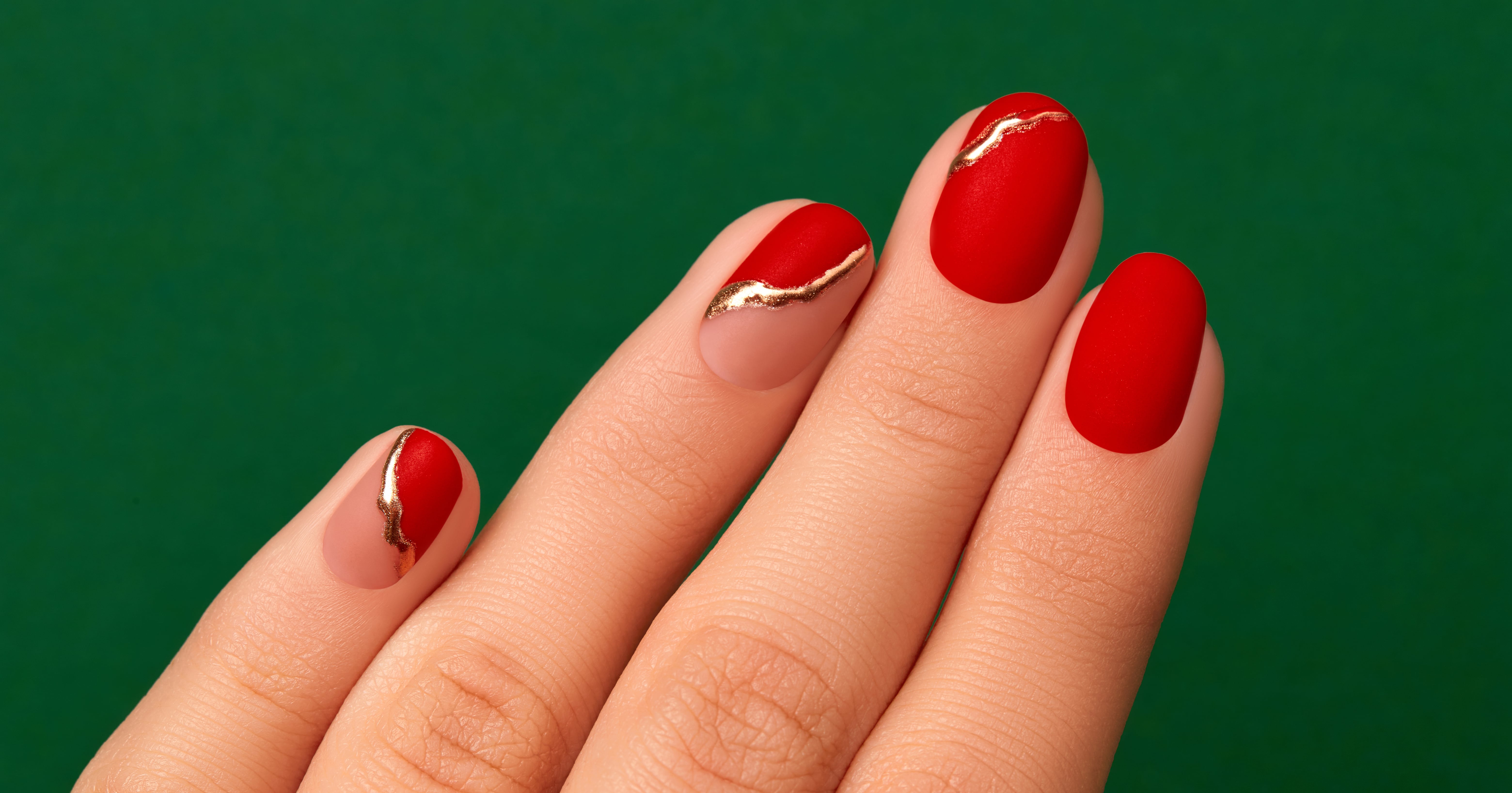 Santa Claus Nails: 2025 Trend