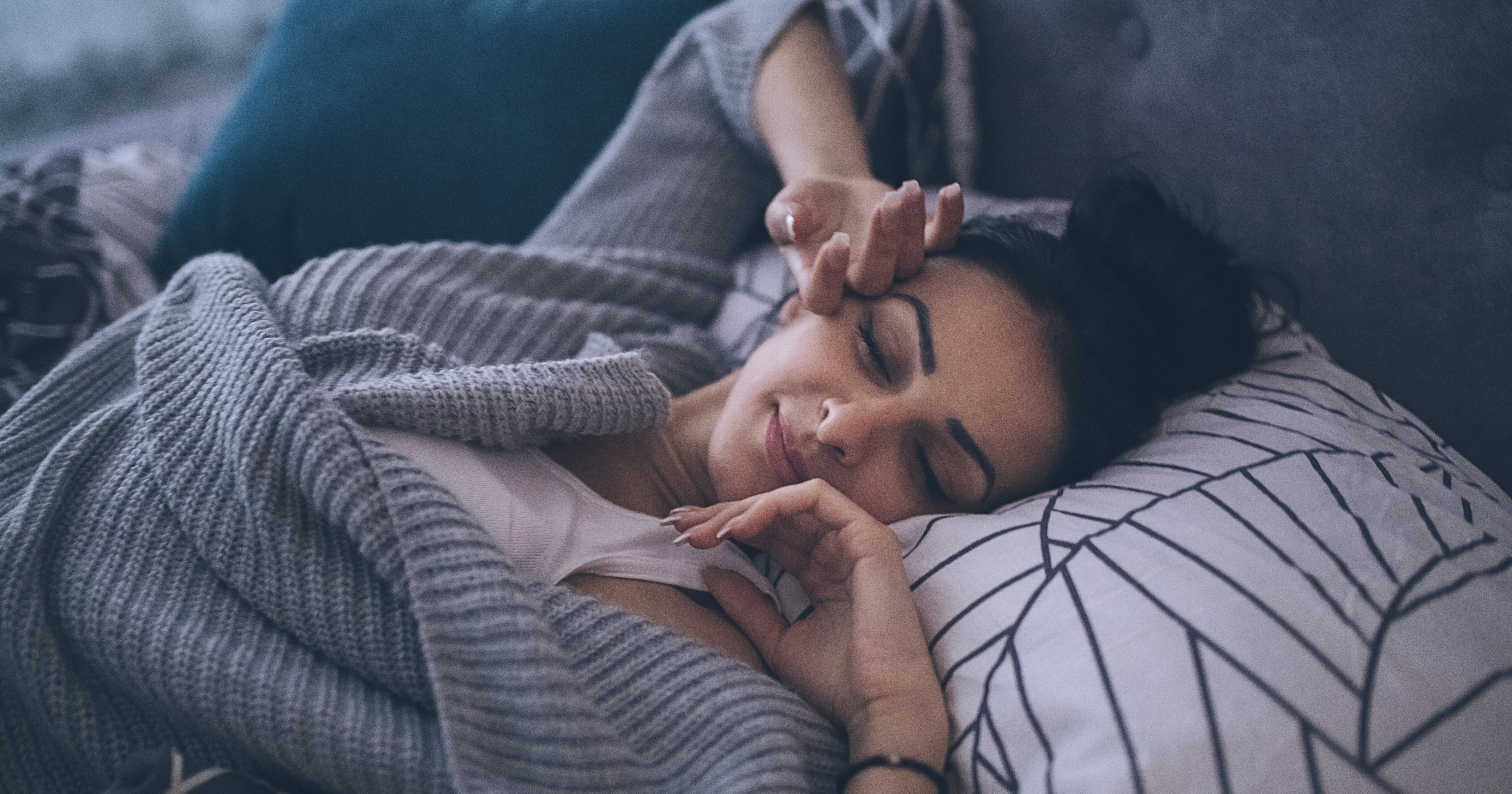 Ступни спящих девушек. Держит за руку в больнице. Идеальный сон. Sleep with the hands. Sleep with the hands.