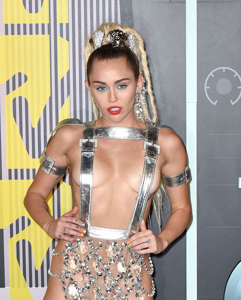 Miley Cyrus At The 2015 Vmas Miley Cyruss Best Vmas Beauty Moments Of All Time Popsugar 6861