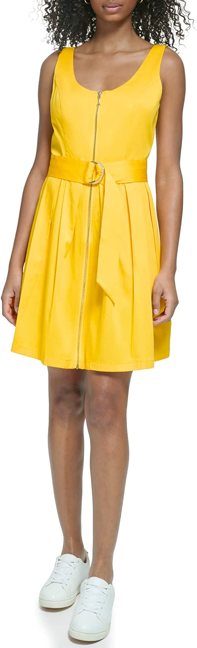 一个亮黄色的衣服从卡尔·拉格菲尔德的巴黎