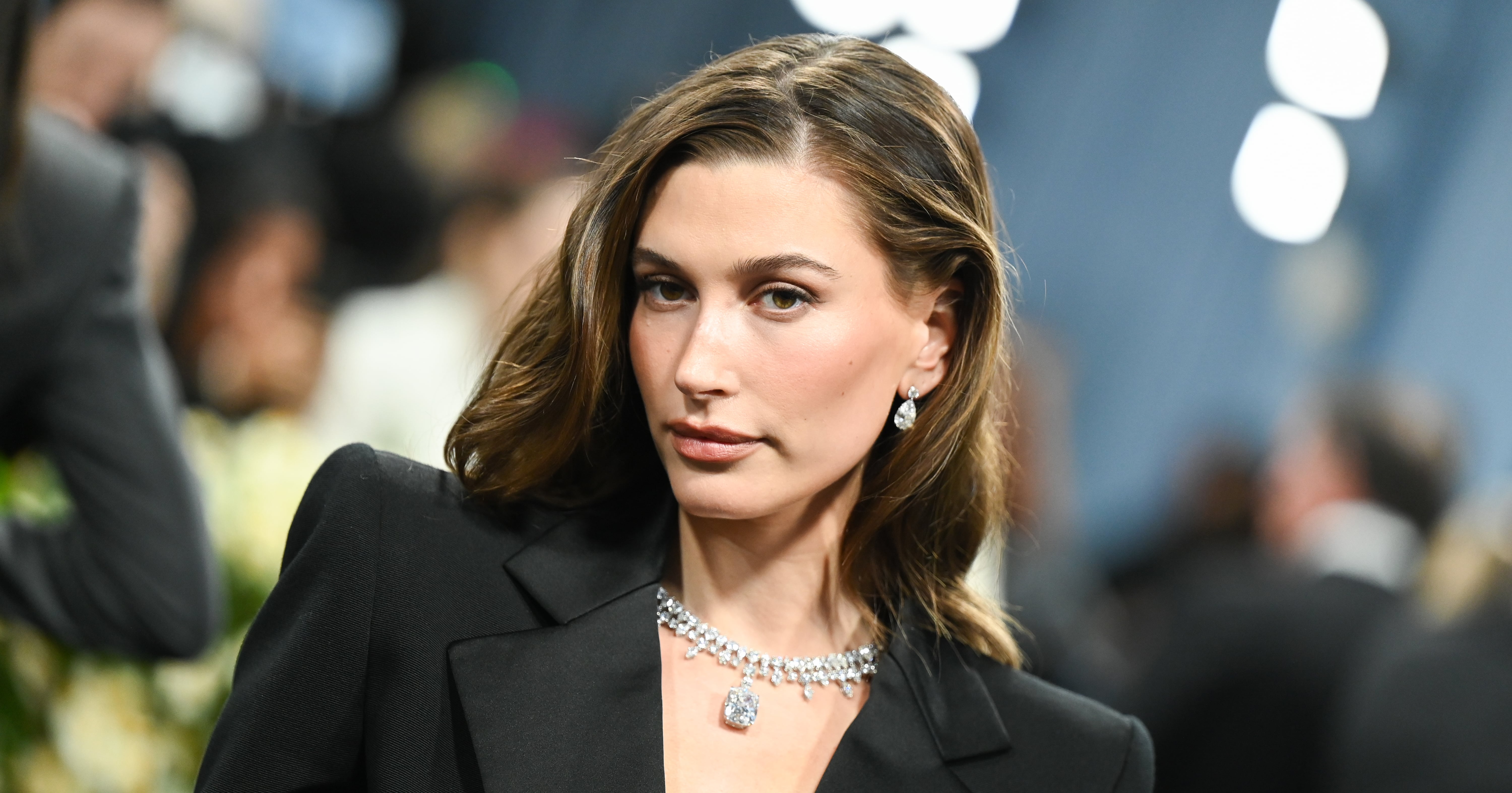 Hailey Bieber's Viral Jeans From The Gap Are a Nod to This '90s Denim Trend