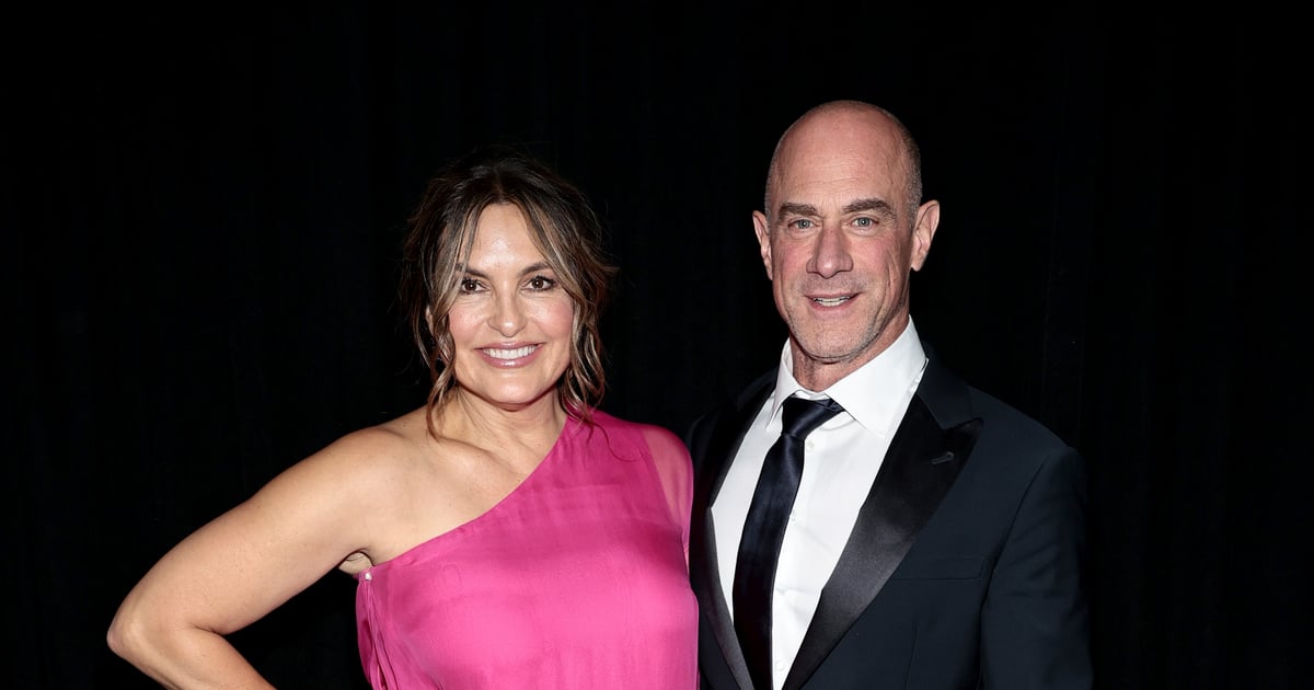 Chris Meloni y Mariska Hargitay se dan la mano mientras vuelan juntos para los Emmy