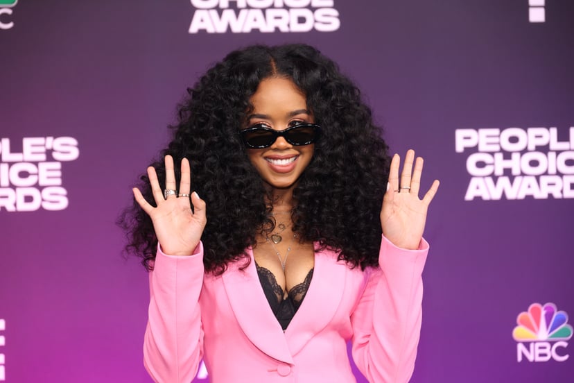 SANTA MONICA, CALIFORNIA - DECEMBER 07: 2021 PEOPLE'S CHOICE AWARDS -- Pictured: H.E.R. arrives to the 2021 People's Choice Awards held at Barker Hangar on December 7, 2021 in Santa Monica, California. (Photo by Rich Polk/E! Entertainment/NBCUniversal/NBC