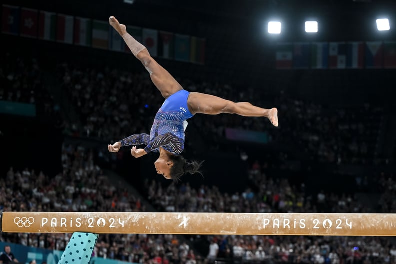 Simone Biles de Estados Unidos compite durante la final del concurso completo de gimnasia artística femenina en viga de equilibrio el día 6 de los Juegos Olímpicos de París 2024 en Bercy Arena el 1 de agosto de 2024 en París, Francia. (Foto de Harry Langer/DeFodi Images vía )