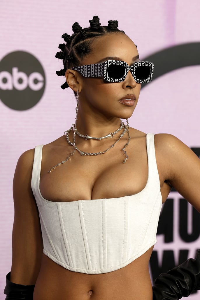 Tinashe在2022年全美音乐奖上的Marc Jacobs服装