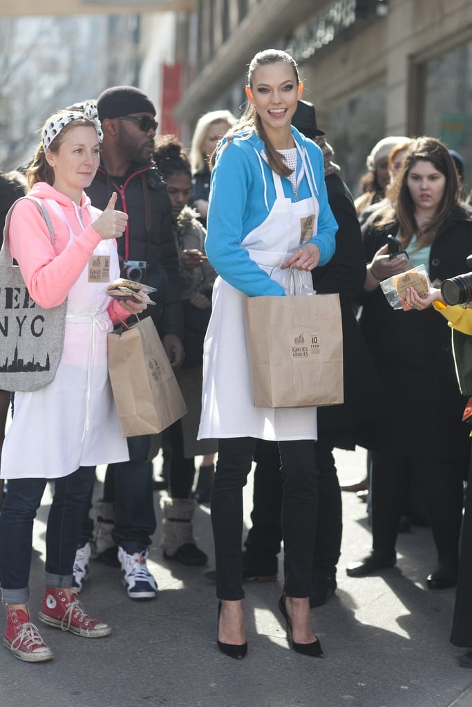 Karlie looked totally adorable passing out cookies around Milk Studios.
Karlie looked totally adorable passing out cookies around Milk Studios.