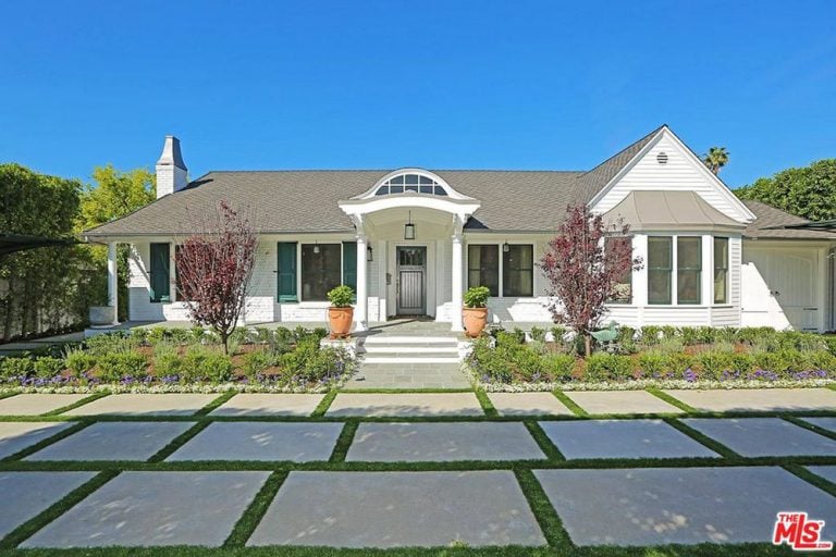 Selena Gomez Buys House in Studio City, California Selena Gomez Buys House in Studio City, California
