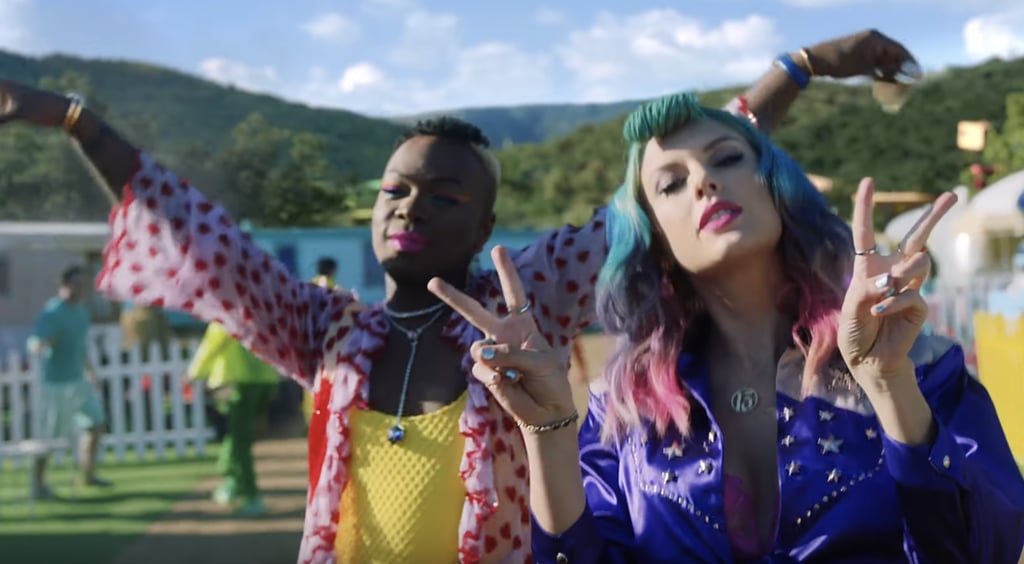 Taylor Swift's Blue, Purple, and Pink Ombré Hair With Purple Lipstick