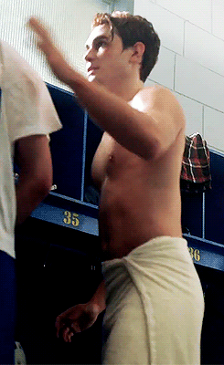 Kj Apa Shirtless As Archie On Riverdale Popsugar Entertainment