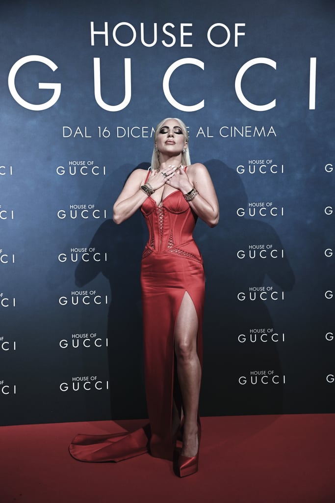 看到所有角度的Lady Gaga的性感的红色范思哲胸衣礼服