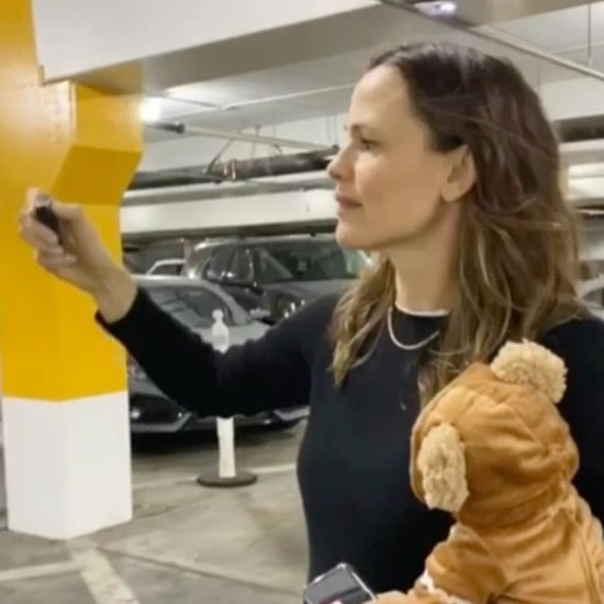 Video of Jennifer Garner Looking For Her Car in a Garage