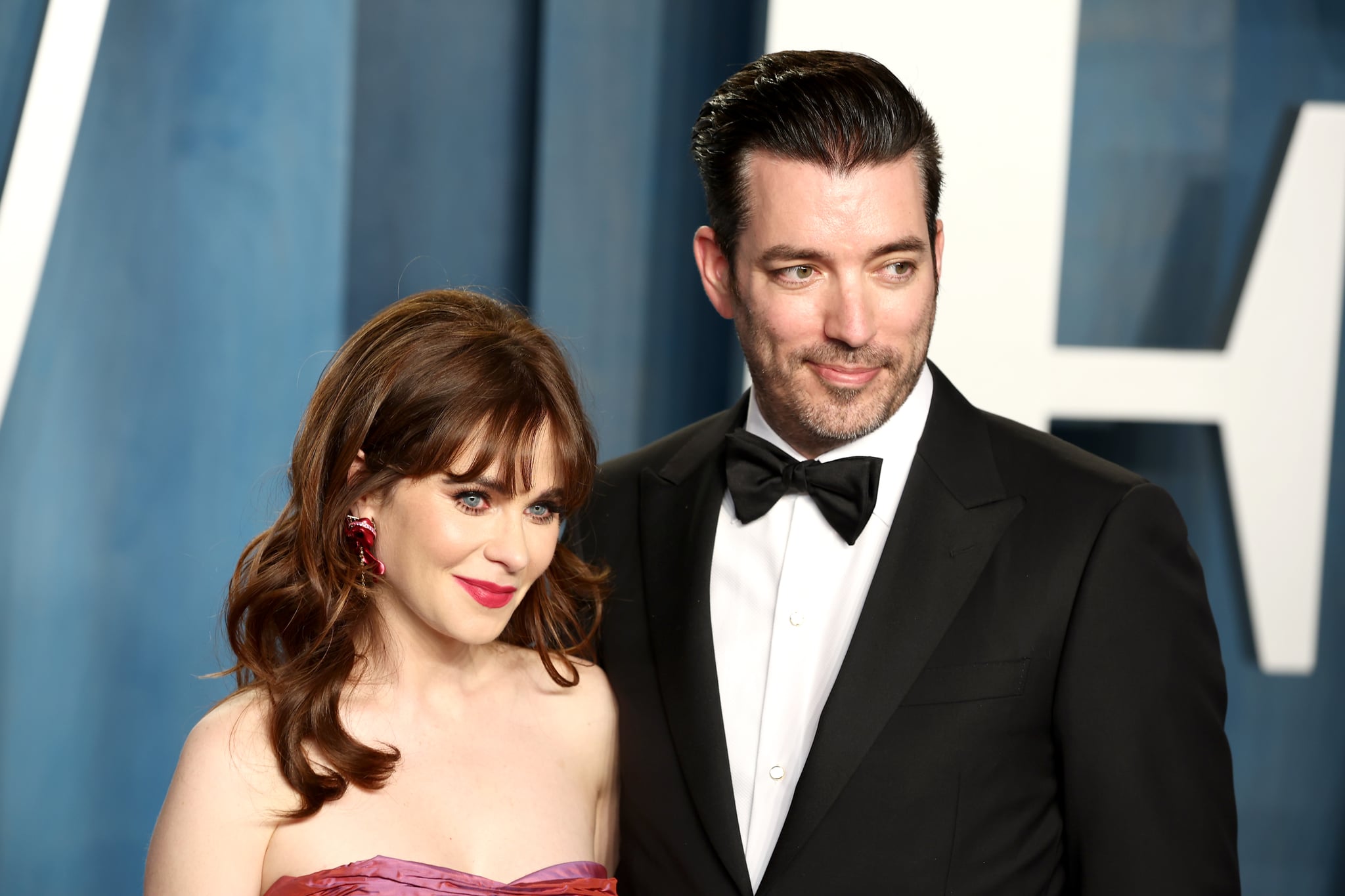 BEVERLY HILLS, CALIFORNIA - MARCH 27: (L-R) Zooey Deschanel and Jonathan Scott attend the 2022 Vanity Fair Oscar Party Hosted By Radhika Jones at Wallis Annenberg Centre for the Performing Arts on March 27, 2022 in Beverly Hills, California. (Photo by Arturo Holmes/FilmMagic)