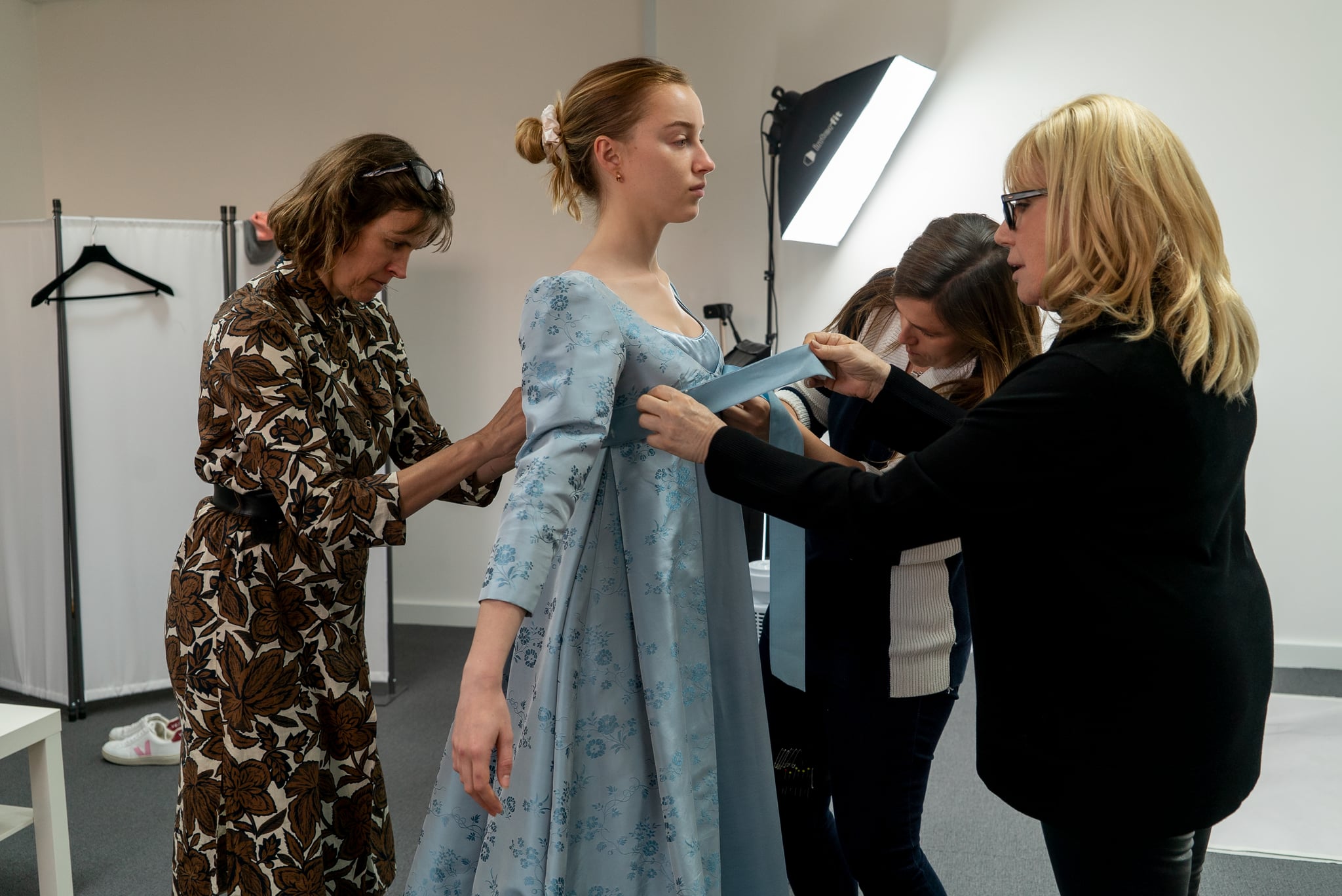 BRIDGERTON PHOEBE DYNEVOR as DAPHNE BRIDGERTON in Costume Department of BRIDGERTON Cr. LIAM DANIEL/NETFLIX  2020