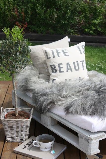 Upcycle Your Crib Mattress Into A Diy Pallet Bench 47 Creative