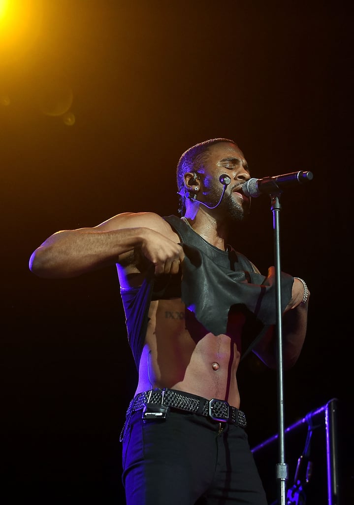 Jason Derulo flashed his abs while performing in Atlanta on Thursday.