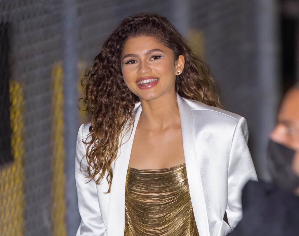 看看性感的白色西装外套Zendaya Jimmy Kimmel生活