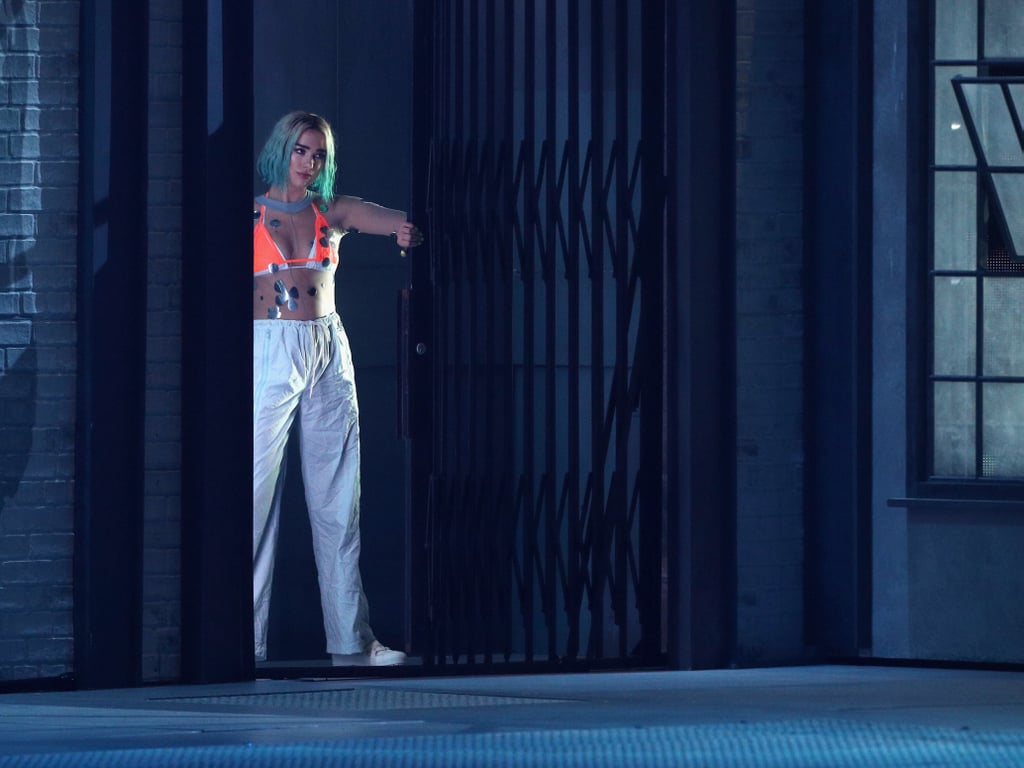 Dua Lipa Blond Hair at the 2018 American Music Awards ...