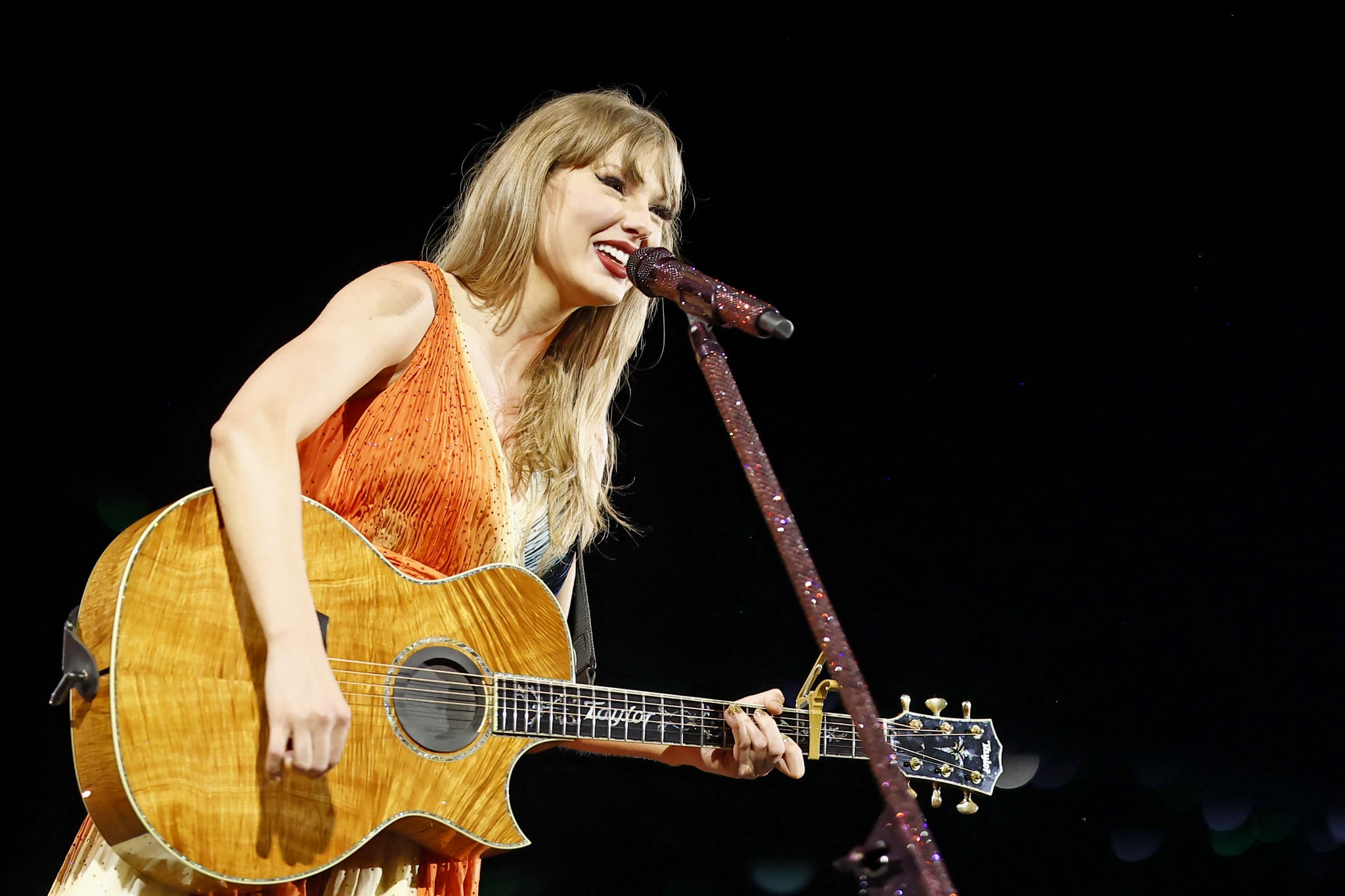 TORONTO, ONTARIO - NOVEMBER 14: EDITORIAL USE ONLY. NO STANDALONE PUBLICATION USE (NO SPECIAL INTEREST OR SINGLE ARTIST PUBLICATION USE; NO BOOK USE). Taylor Swift performs onstage during 