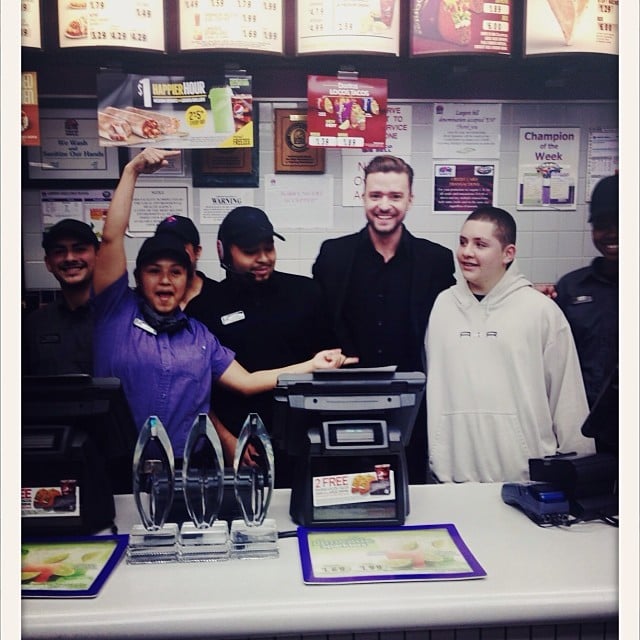 Justin Timberlake snapped pictures with Taco Bell employees during his late-night stop after the People's Choice Awards.
Source: Instagram user justintimberlake