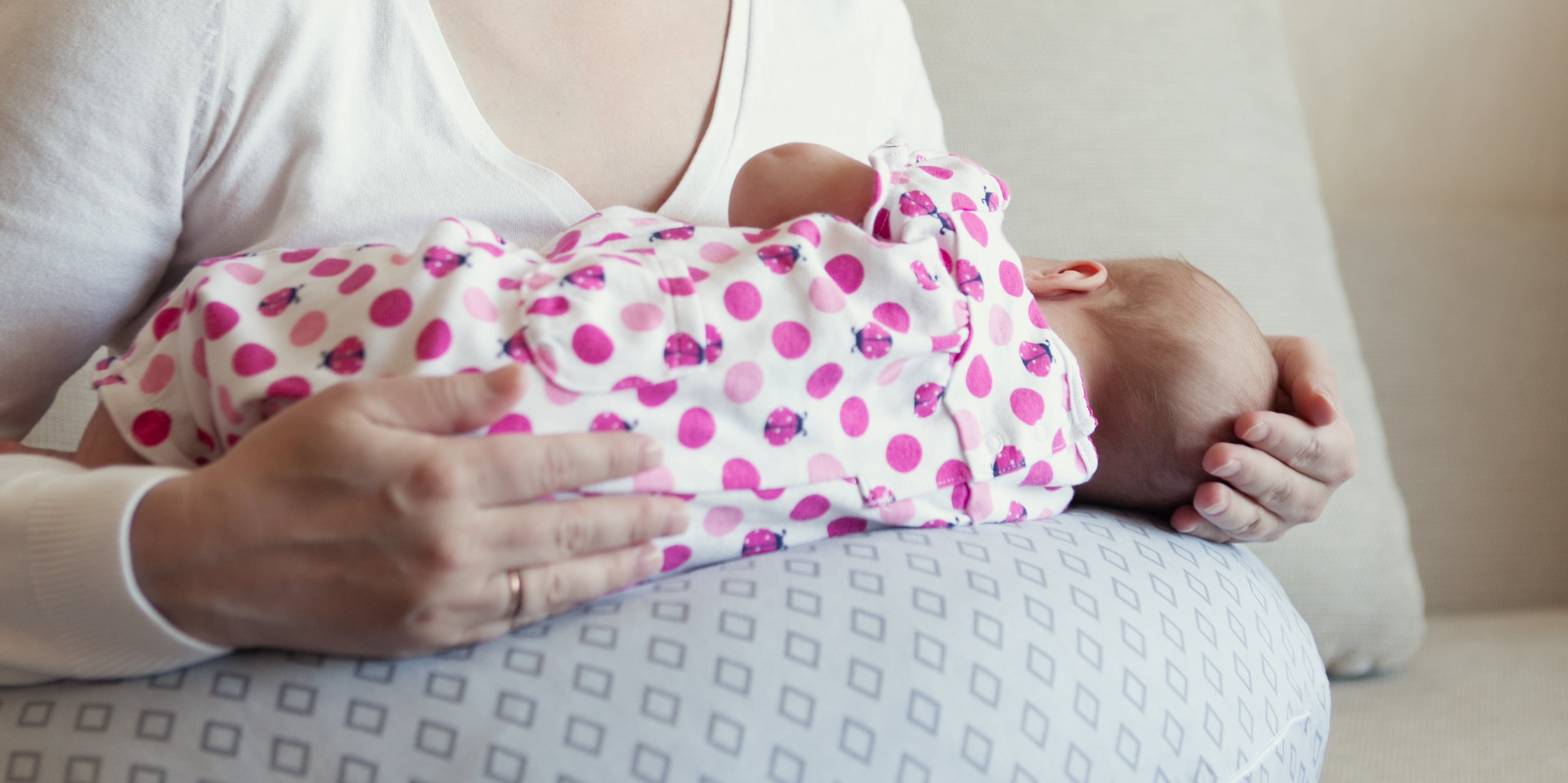 8 Best Nursing Pillows of 2023 | POPSUGAR Family - Vimarsana News