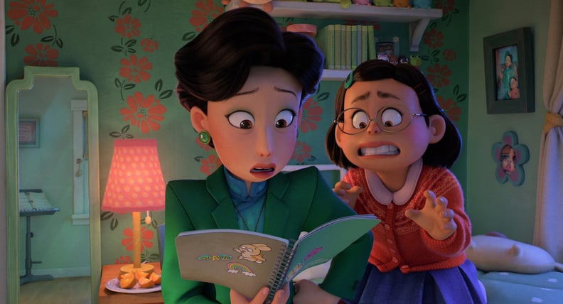 TURNING RED, from left: Ming (voice: Sandra Oh), Mei Lee (voice: Rosalie Chiang), 2022.  Walt Disney Studio Motion Pictures / Courtesy Everett Collection