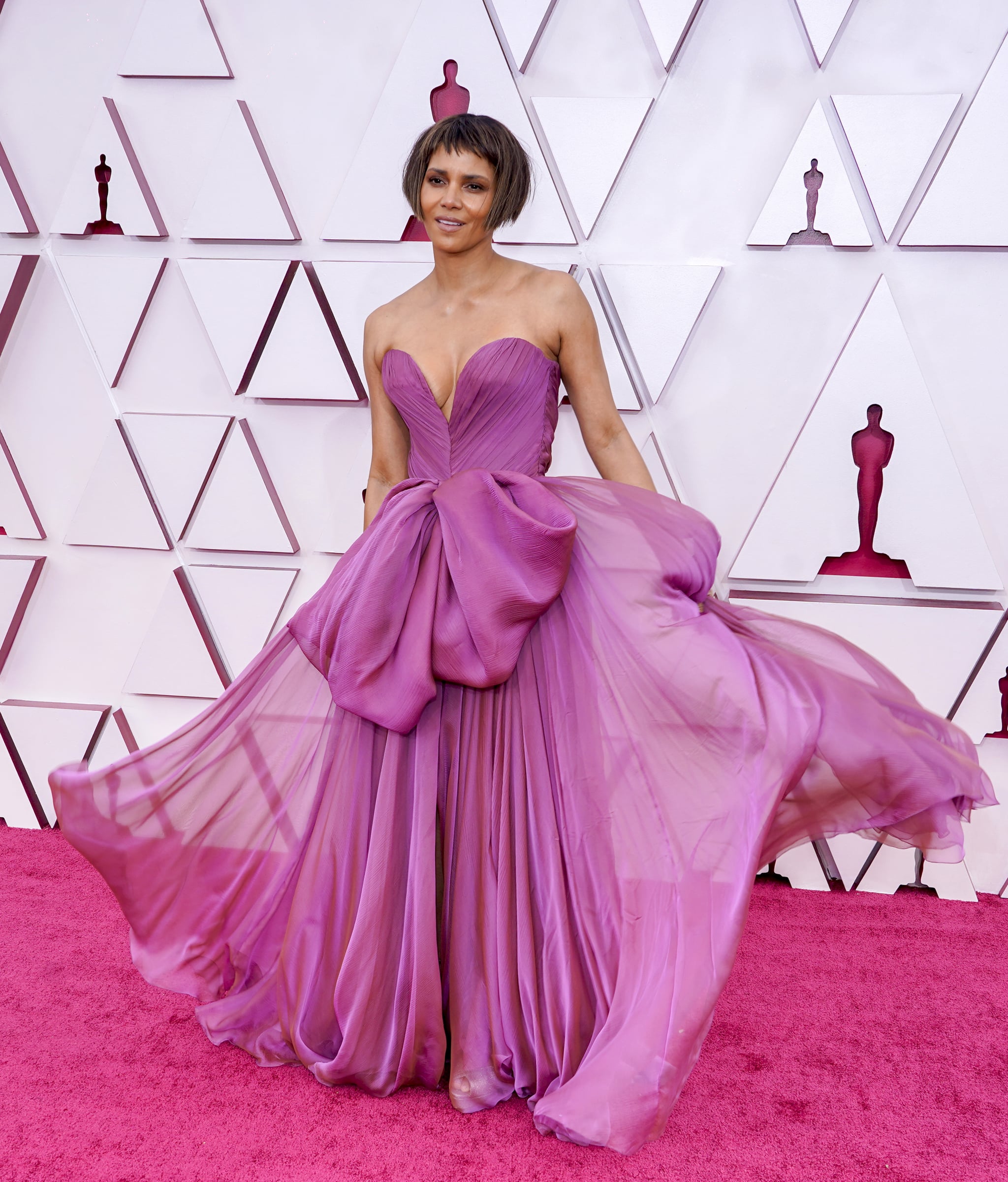 Halle Berry S Short Bob Haircut At The Oscars 21 Popsugar Beauty Halle Berry S Short Bob Haircut At The Oscars 21 Popsugar Beauty